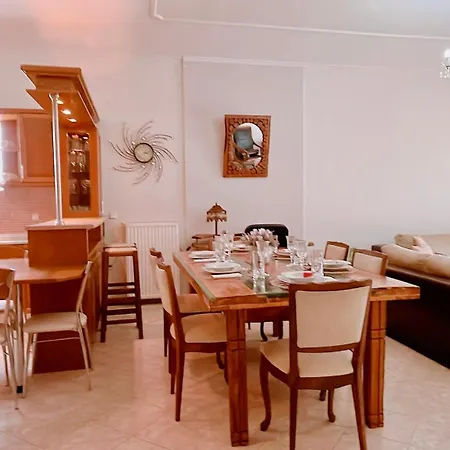 Garden House Apartment *